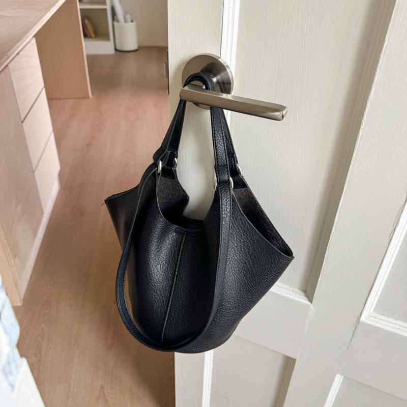 Large-capacity bag women s summer versatile new popular shoulder child and mother bag commuter bucket bag чорний
Large-capacity bag women s summer versatile new popular shoulder child and mother bag commuter bucket bag чорний