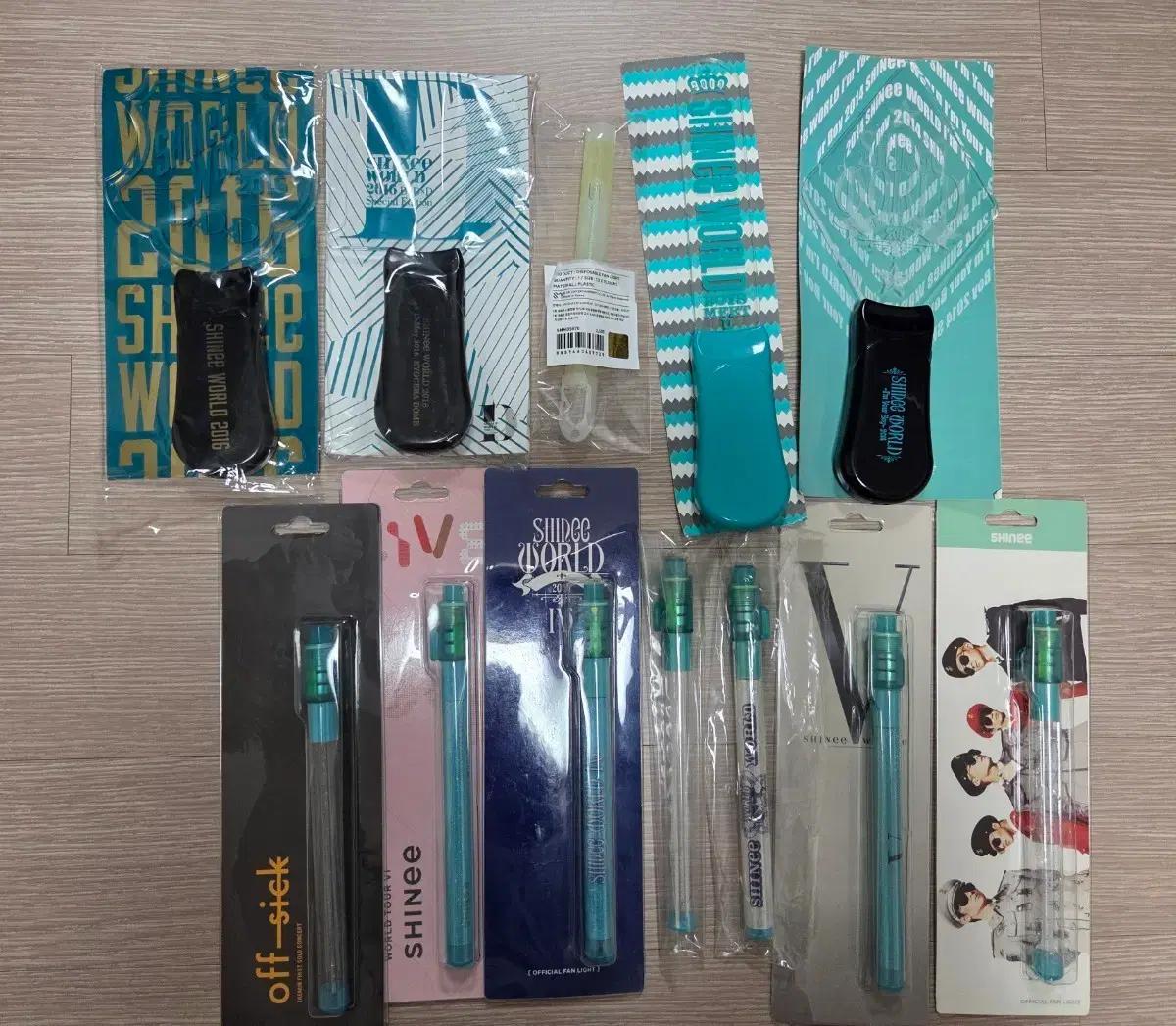 SHINEE Glow-in-the-dark Sticks Used
SHINEE Glow-in-the-dark Sticks Used