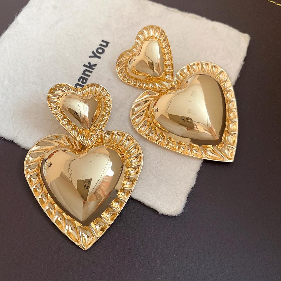 European and American steel needle smooth love pendant earrings exaggerated retro temperament earrings light luxury high-end earrings women
European and American steel needle smooth love pendant earrings exaggerated retro temperament earrings light luxury high-end earrings women