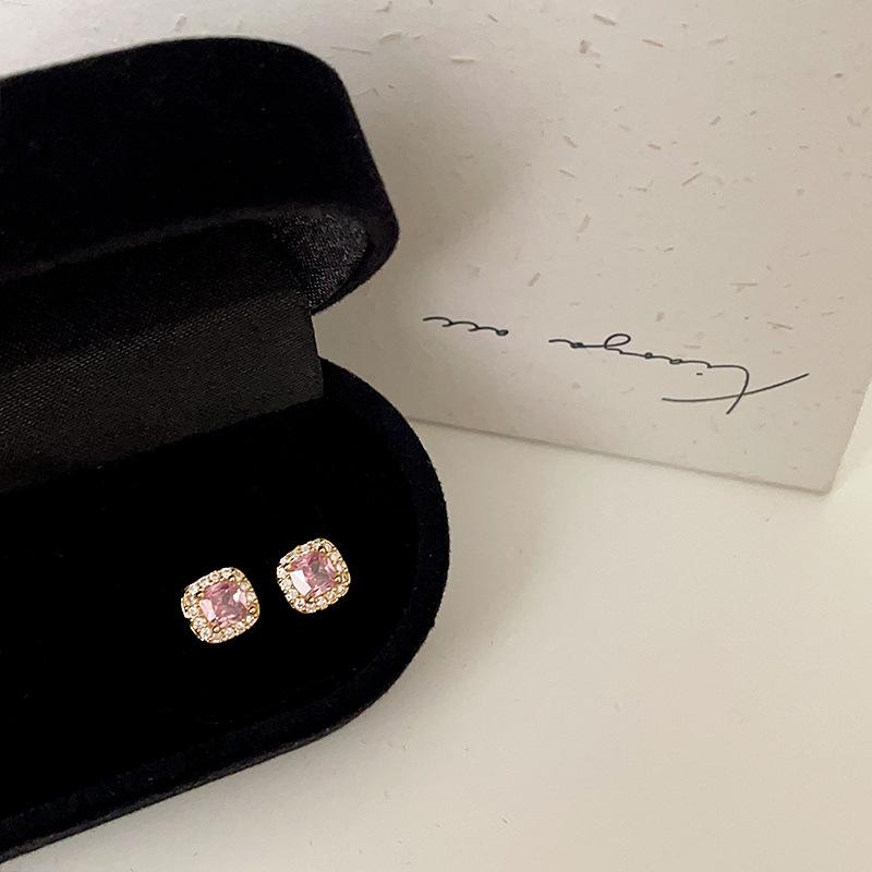 Изысканные и маленькие серьги-гвоздики из цветного циркония в виде кубика сахара для женщин. Нишевый дизайн, милая и свежая индивидуальность, модные и универсальные серьги
Изысканные и маленькие серьги-гвоздики из цветного циркония в виде кубика сахара для женщин. Нишевый дизайн, милая и свежая индивидуальность, модные и универсальные серьги