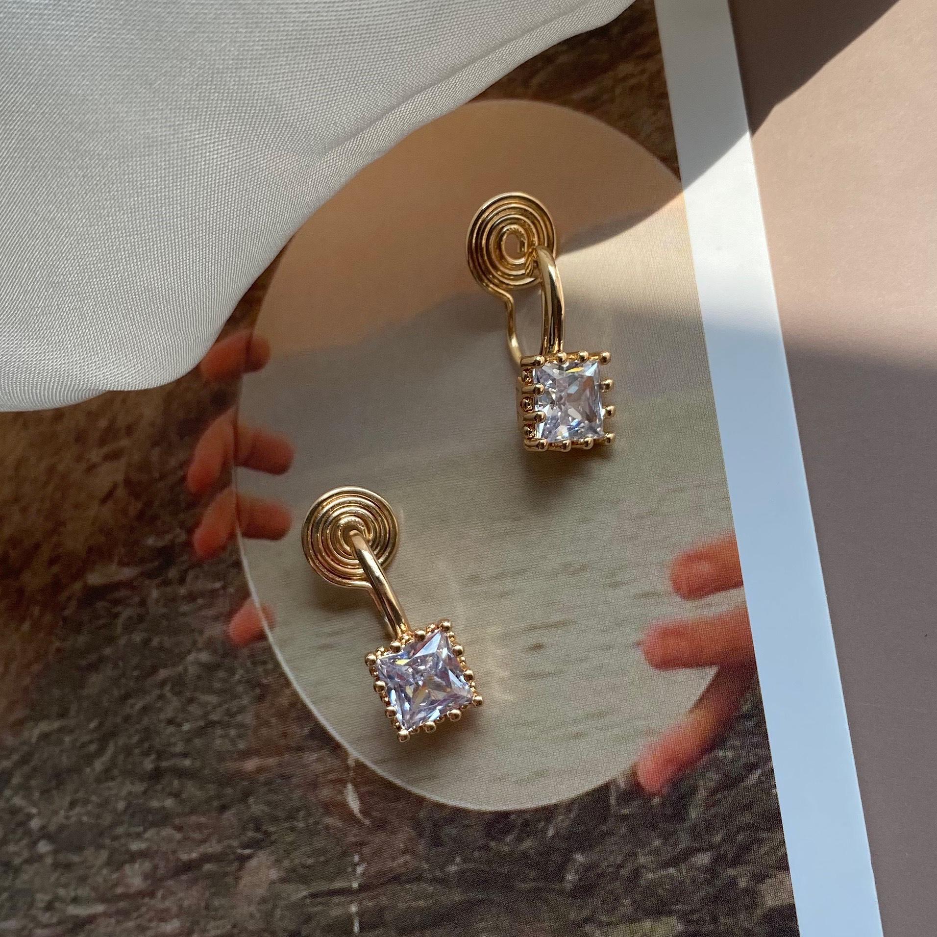 Elegant Non-Piercing Zircon Ear Clips for Women - French Style, Round Face, Painless, Mori-inspired, Perfect for Daily Wear
Elegant Non-Piercing Zircon Ear Clips for Women - French Style, Round Face, Painless, Mori-inspired, Perfect for Daily Wear