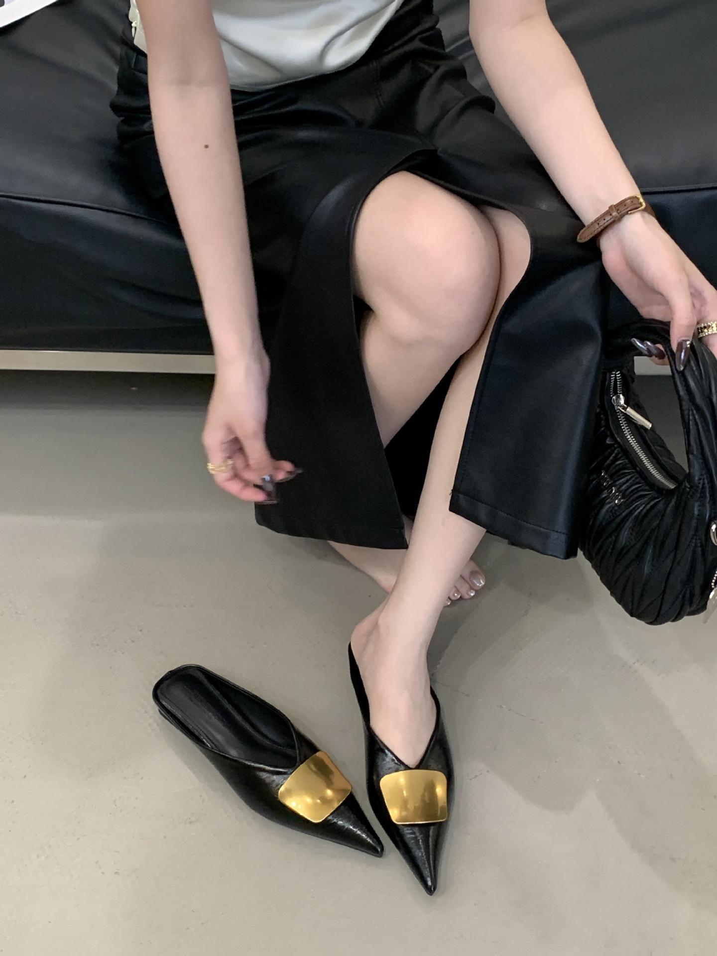 Summer Slippers Women S Outer Wear Metal Buckle Pointed Head Flat Bottom Bag Head Half Slippers Women And Men Trend Versatile 39 чорний
Summer Slippers Women S Outer Wear Metal Buckle Pointed Head Flat Bottom Bag Head Half Slippers Women And Men Trend Versatile 39 чорний