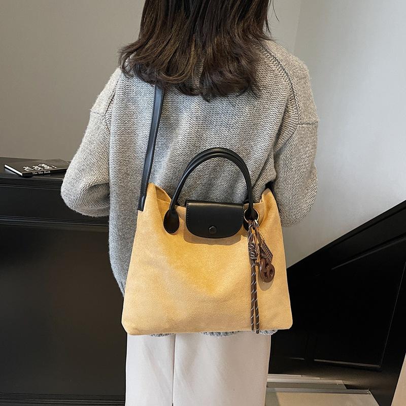 Suede handbag bag women s 2025 new autumn and winter Maillard retro shoulder bag large capacity tote bag crossbody 33*8*27
Suede handbag bag women s 2025 new autumn and winter Maillard retro shoulder bag large capacity tote bag crossbody 33*8*27