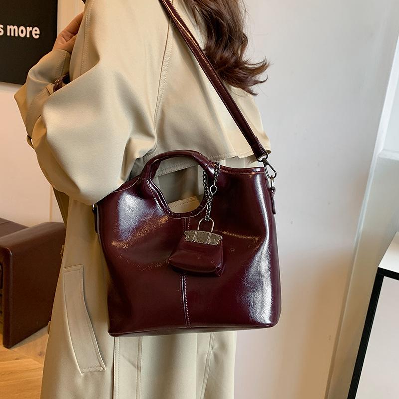 Retro women s portable tote bag women s bag 2025 autumn and winter new commuter shoulder messenger bag mother and child bag 31*10*23 чорний
Retro women s portable tote bag women s bag 2025 autumn and winter new commuter shoulder messenger bag mother and child bag 31*10*23 чорний