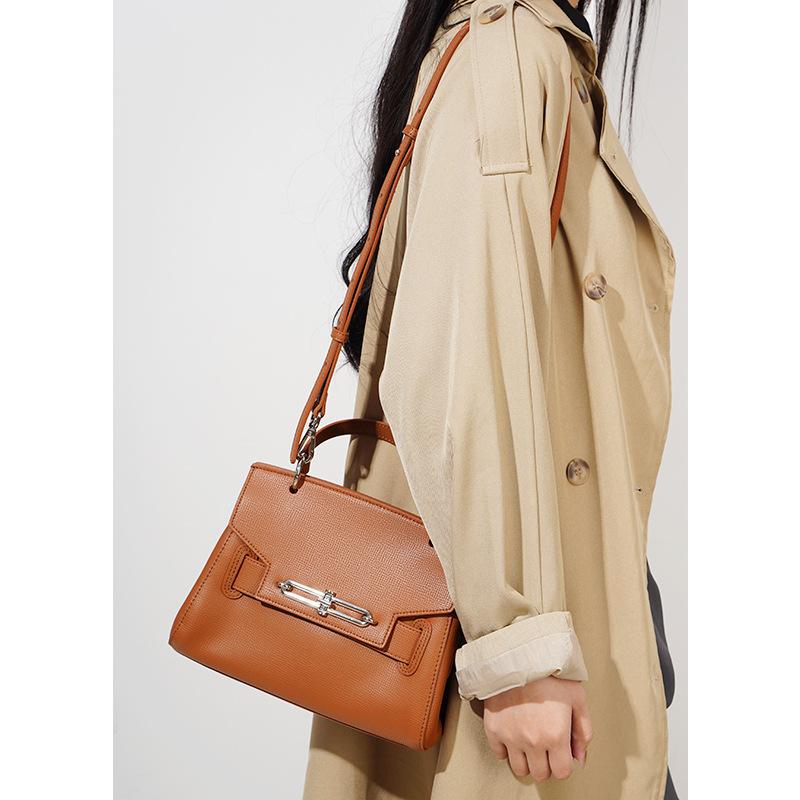 Stylish and Simple Handbag for Women s New Lightweight and High-end Large-capacity Shoulder Messenger Bag for Women
Stylish and Simple Handbag for Women s New Lightweight and High-end Large-capacity Shoulder Messenger Bag for Women
