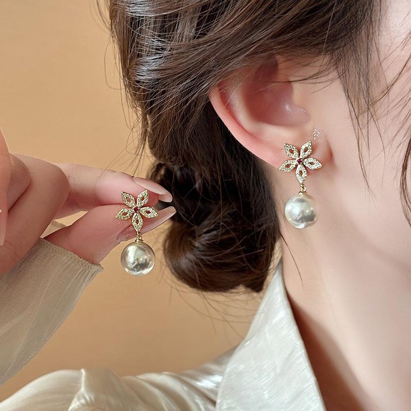 Pentagram pearl earrings fashion light luxury earrings temperament earrings niche high sense
Pentagram pearl earrings fashion light luxury earrings temperament earrings niche high sense
