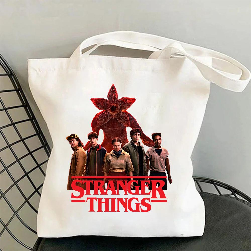 Сумка через плечо из холста в стиле Stranger Things, модная, для студентов, в стиле Ins 39*34cm
Сумка через плечо из холста в стиле Stranger Things, модная, для студентов, в стиле Ins 39*34cm