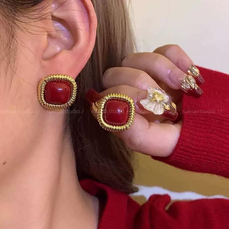 Retro Hong Kong style red drip glaze stud earrings autumn and winter temperament earrings design New Year s earrings
Retro Hong Kong style red drip glaze stud earrings autumn and winter temperament earrings design New Year s earrings