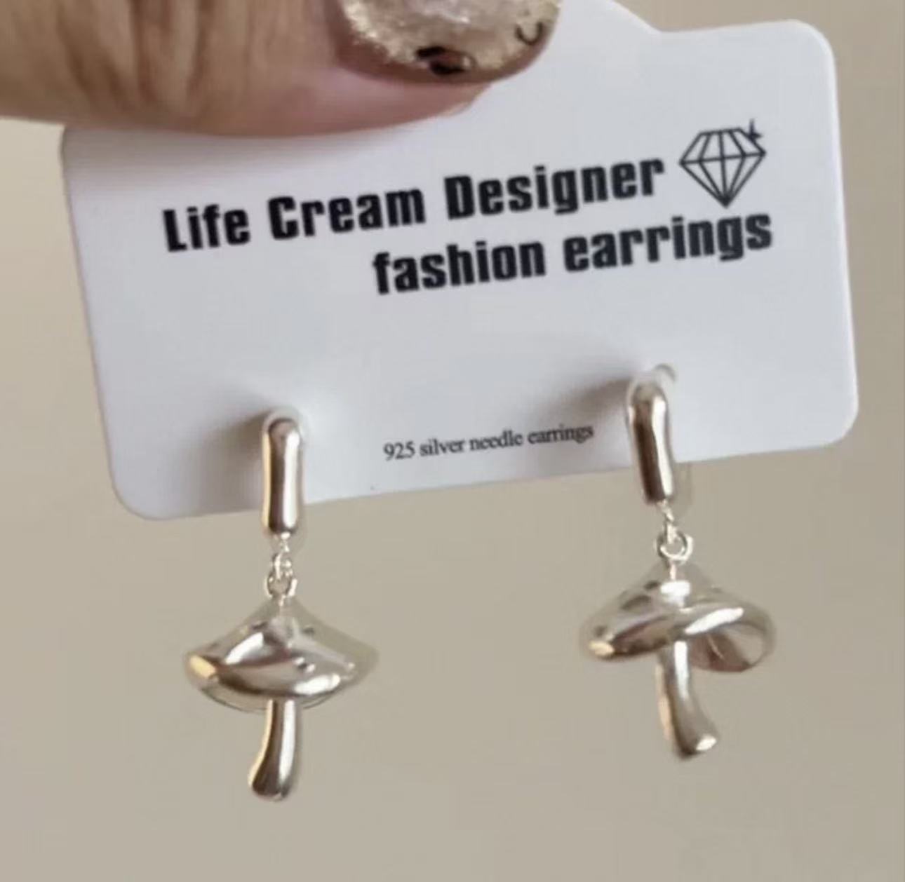 Mushroom Mushroom Simple Korean unique mushroom stud earrings Cute versatile exquisite autumn and winter high-end silver earrings
Mushroom Mushroom Simple Korean unique mushroom stud earrings Cute versatile exquisite autumn and winter high-end silver earrings