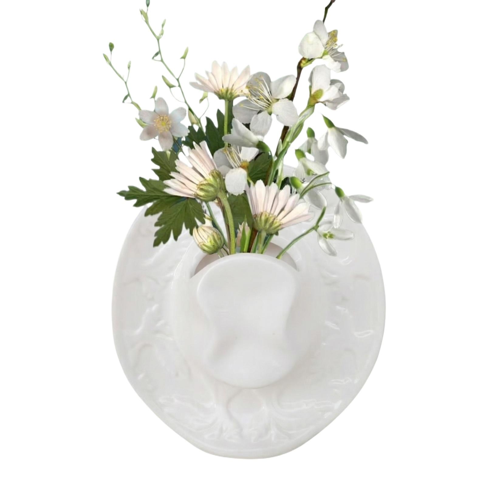 Wall Mounted Decorative Vase Shaped Like Hanging Cowboy Hat Ceramic Material Suitable for Indoor Use Rustic Style Home Decor One Size білий
Wall Mounted Decorative Vase Shaped Like Hanging Cowboy Hat Ceramic Material Suitable for Indoor Use Rustic Style Home Decor One Size білий