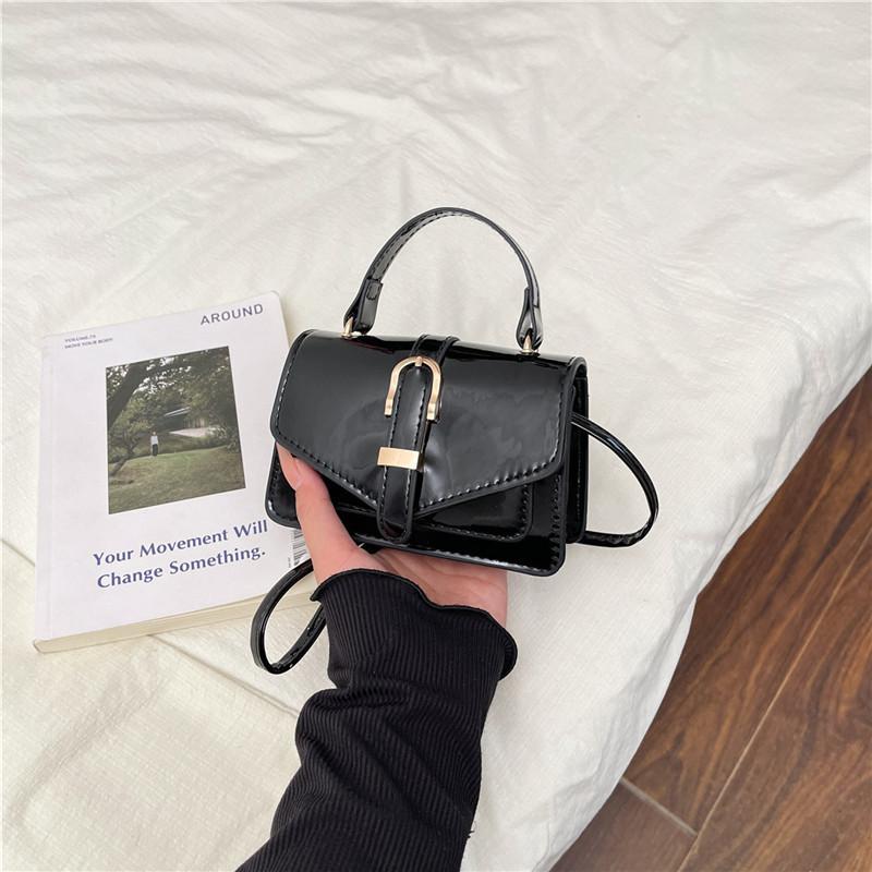 Commuter Shoulder Bag with Single Strap, Small Square Bag, Glossy Finish, Fashionable Design чёрный
Commuter Shoulder Bag with Single Strap, Small Square Bag, Glossy Finish, Fashionable Design чёрный