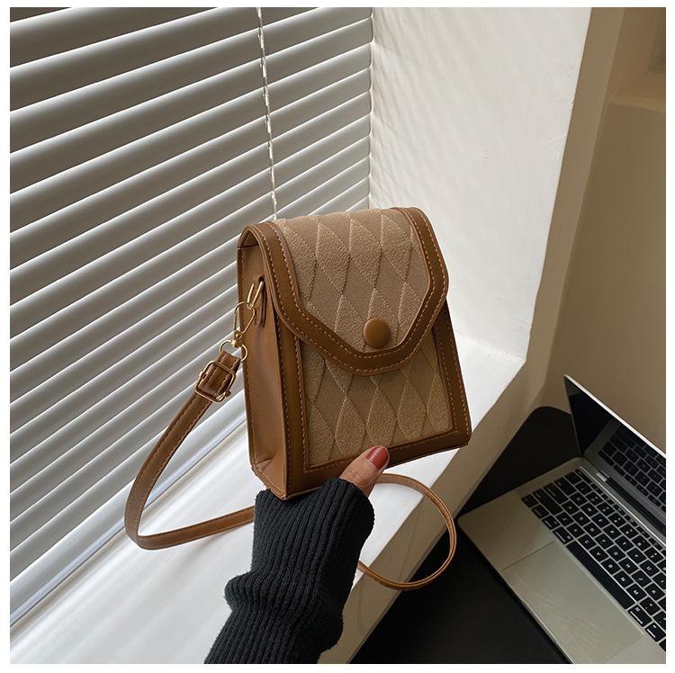 2024 весна новые женские сумки простые мини-сумки через плечо контрастные цветные сумки женские диагональные мини-сумки для мобильного телефона хаки
2024 весна новые женские сумки простые мини-сумки через плечо контрастные цветные сумки женские диагональные мини-сумки для мобильного телефона хаки