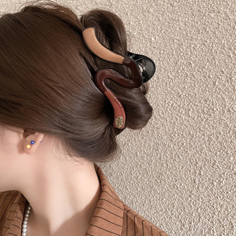 Temperament Back of the head Disc hair grab clip Female Maillard New large shark hair clip hair grab headdress
Temperament Back of the head Disc hair grab clip Female Maillard New large shark hair clip hair grab headdress