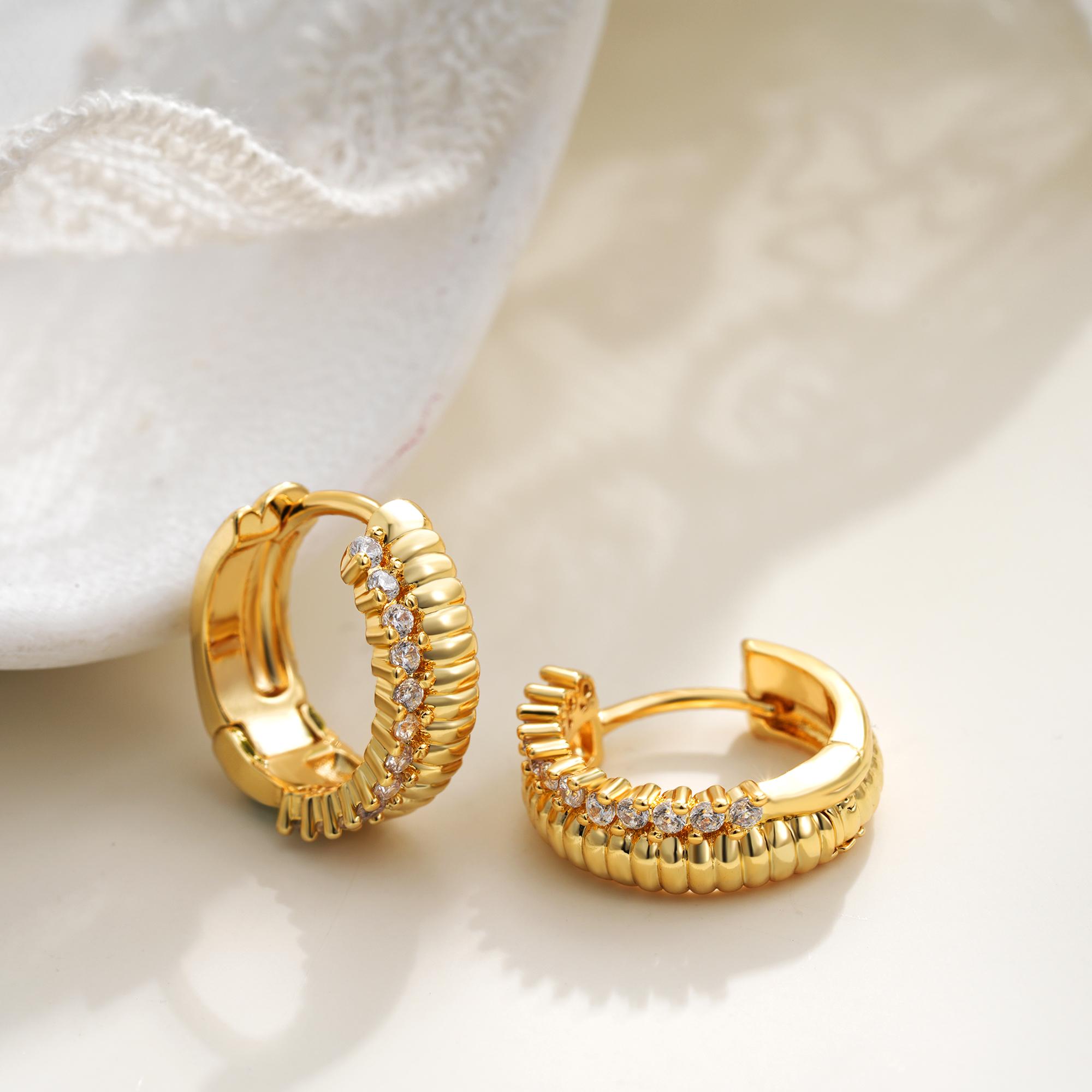 Gold Plated Paved Zircon Croissant Hoop earrings for Women Fashion Gold Color Ribbed Texture Huggies Zircon Party Gifts
Gold Plated Paved Zircon Croissant Hoop earrings for Women Fashion Gold Color Ribbed Texture Huggies Zircon Party Gifts