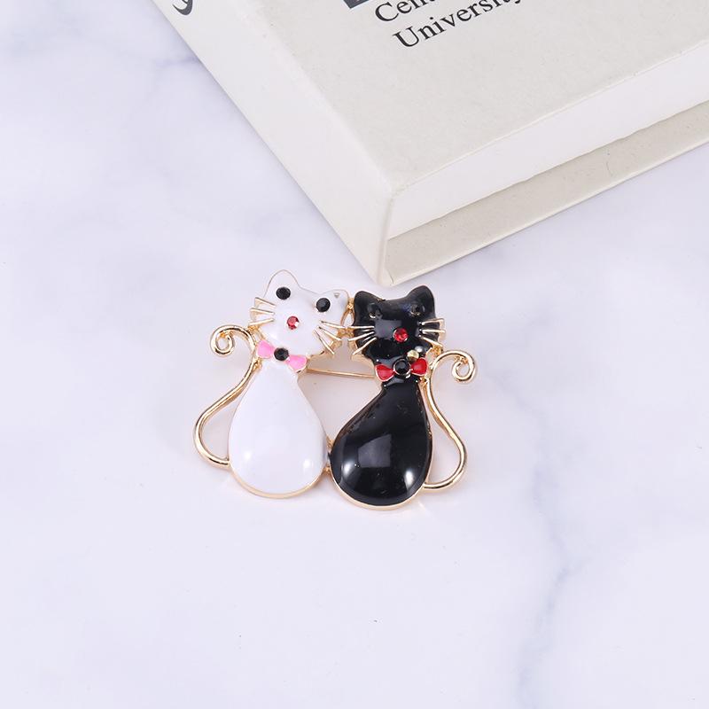 Мультяшная милая белая и черная брошь в виде кошки для пары, простой модный аксессуар
Мультяшная милая белая и черная брошь в виде кошки для пары, простой модный аксессуар