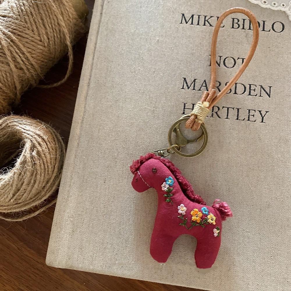 Cute Cloth Pony Pendant Leather Rope Horse Year Key Chain Year Of The Horse червоний
Cute Cloth Pony Pendant Leather Rope Horse Year Key Chain Year Of The Horse червоний