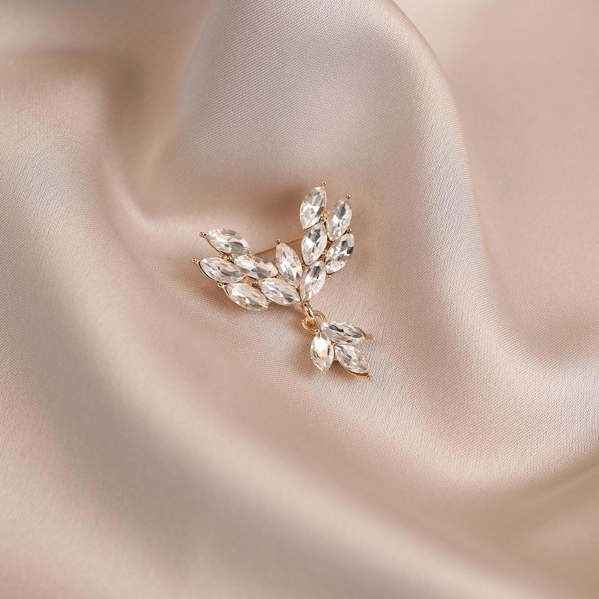 Брошь излучает ощущение высококлассной изысканности. Это уникальная, трендовая и нишевая брошь из Дондэмуна, Южная Корея.
Брошь излучает ощущение высококлассной изысканности. Это уникальная, трендовая и нишевая брошь из Дондэмуна, Южная Корея.