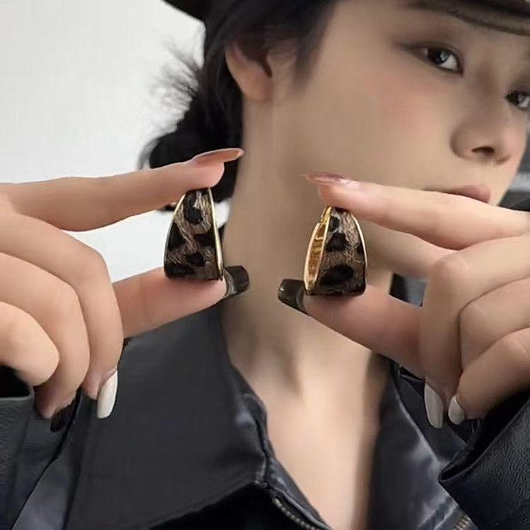 Новые серьги-кольца в стиле ретро с широкими краями и леопардовым принтом, создающие ощущение роскоши, преувеличенные и нишевые серьги-серьги