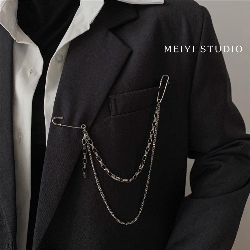 Pearl Tassel Brooch: Trendy Korean-Style Corsage for Fashion-Forward Individuals.
Pearl Tassel Brooch: Trendy Korean-Style Corsage for Fashion-Forward Individuals.