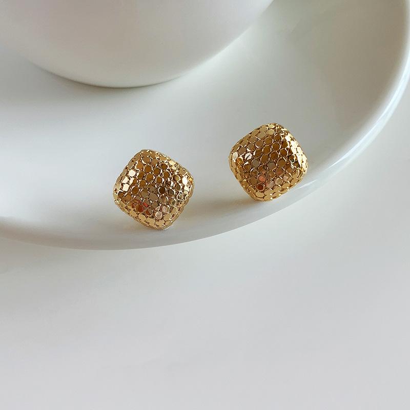 18k square earrings, simple and versatile earrings, light luxury metal temperament earrings for women
18k square earrings, simple and versatile earrings, light luxury metal temperament earrings for women