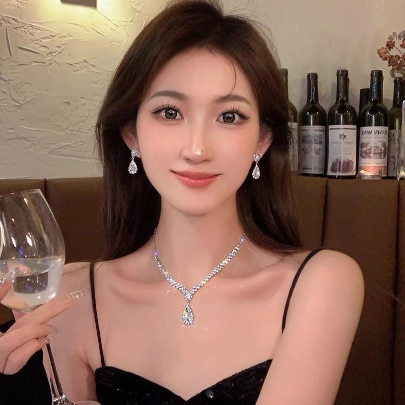 Full diamond burst flash water drop fringed necklace women s light luxury niche design sense choker advanced sense collarbone chain neck chain tide
Full diamond burst flash water drop fringed necklace women s light luxury niche design sense choker advanced sense collarbone chain neck chain tide