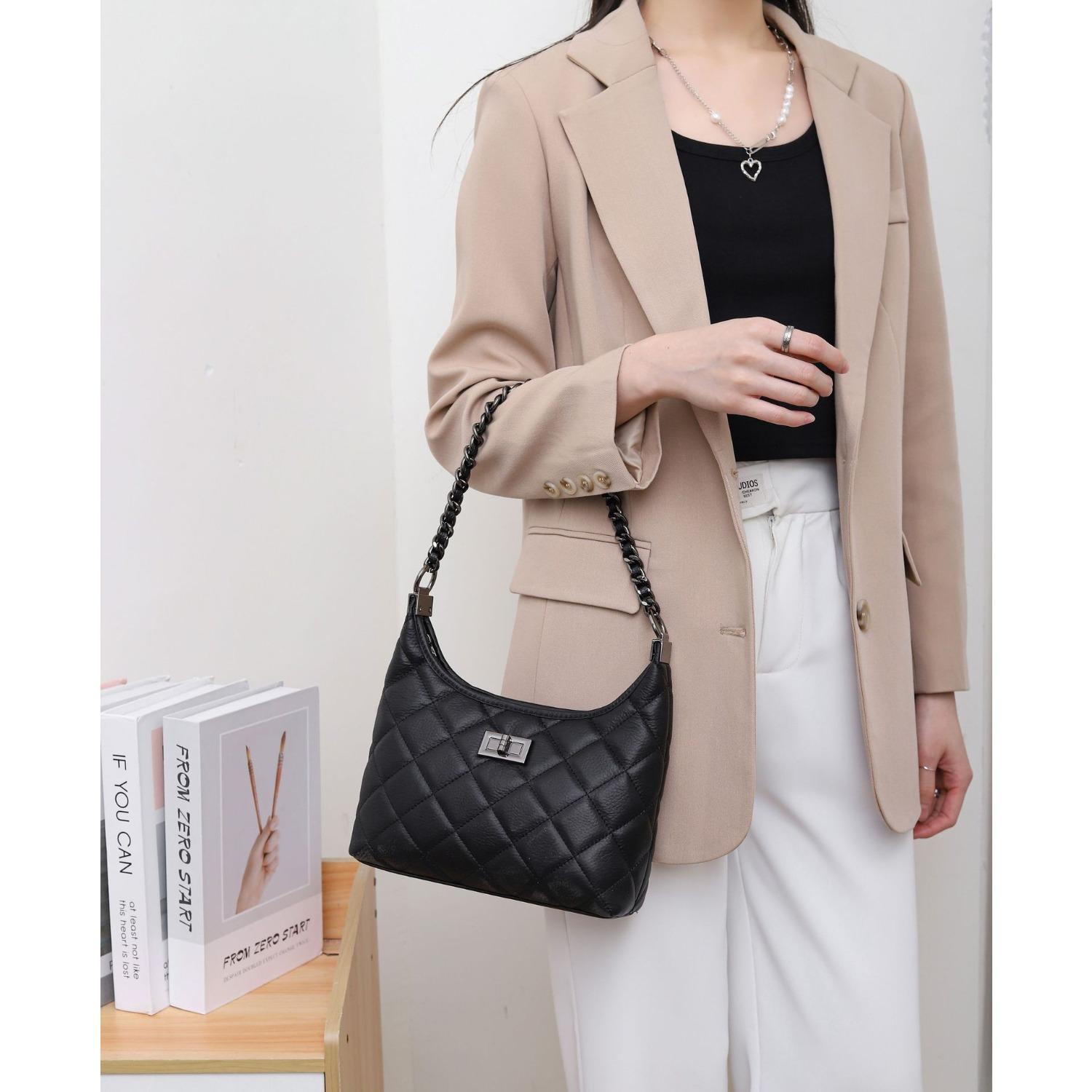 Женская сумка на плечо из коровьей кожи, модная и простая сумка для покупок через плечо, практичная большая квадратная сумка из мягкой кожи однотонного цвета чёрный
Женская сумка на плечо из коровьей кожи, модная и простая сумка для покупок через плечо, практичная большая квадратная сумка из мягкой кожи однотонного цвета чёрный