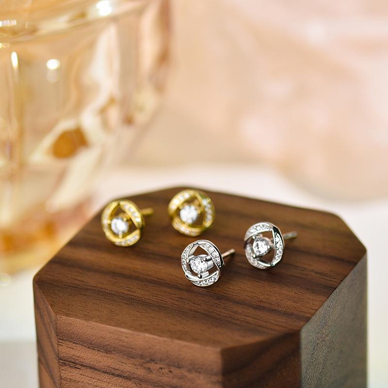 Серьги Mobius Small Fresh - простые и простые серьги, новые легкие, роскошные, нишевые, высокого класса.
Серьги Mobius Small Fresh - простые и простые серьги, новые легкие, роскошные, нишевые, высокого класса.