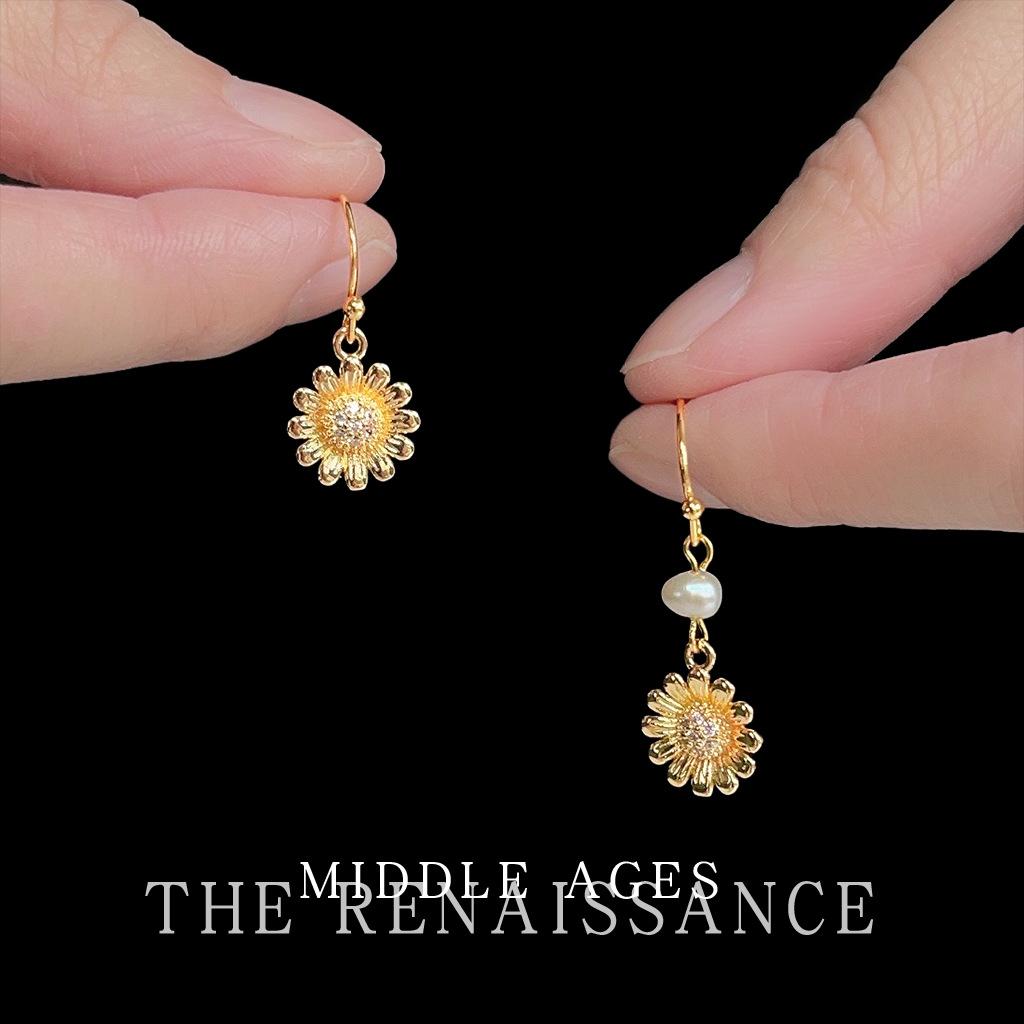 Medieval freshwater pearl small daisy flower earrings retro literary AB French light luxury earrings
Medieval freshwater pearl small daisy flower earrings retro literary AB French light luxury earrings