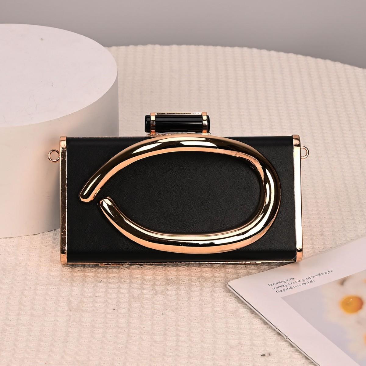 2025 new niche baguette handbag hardware handle box bag crossbody small square bag women s bag
2025 new niche baguette handbag hardware handle box bag crossbody small square bag women s bag