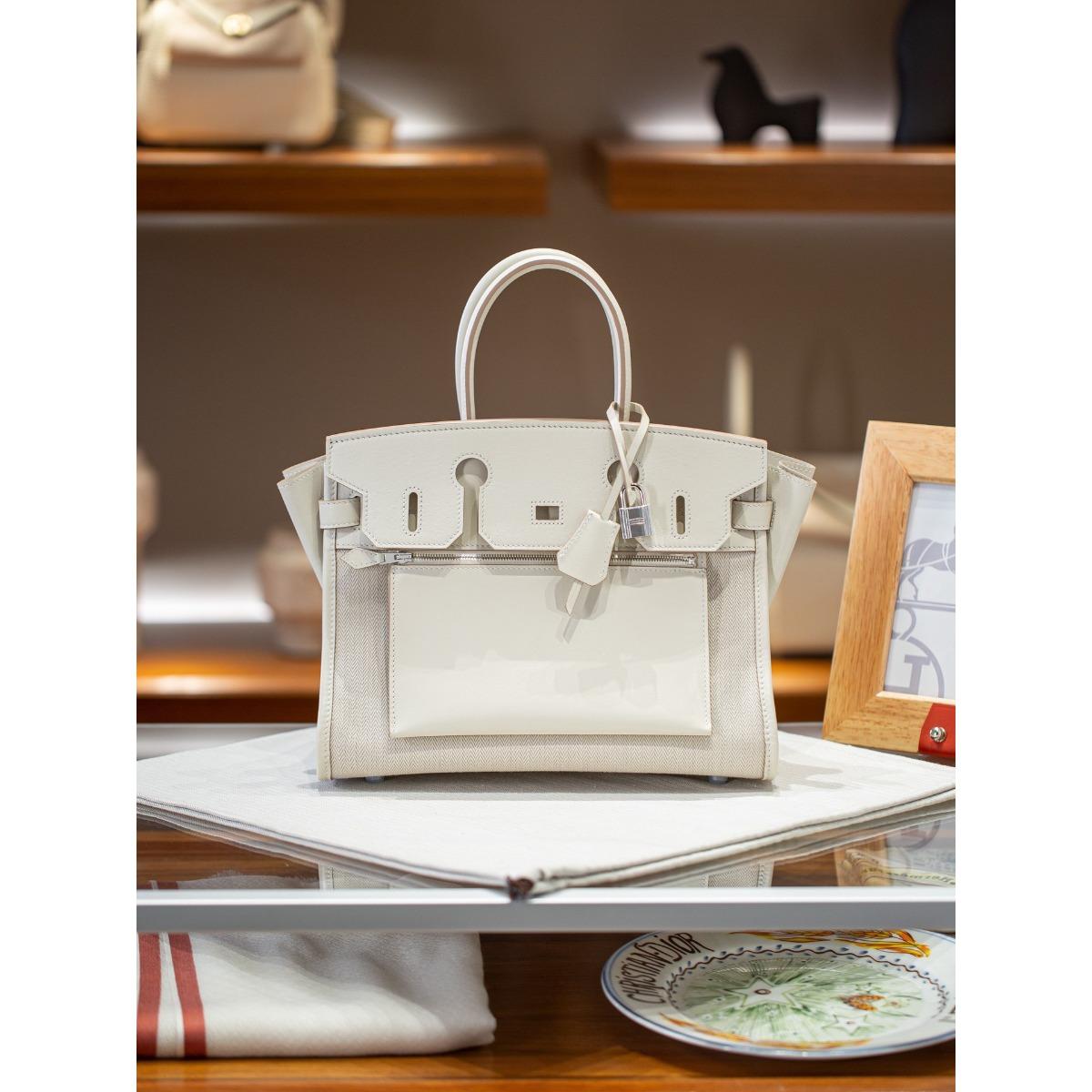 First layer cowhide + canvas 2025 new reverse platinum steel hardware Dukopp Shaffy line versatile handbag. 30X21X17CM
First layer cowhide + canvas 2025 new reverse platinum steel hardware Dukopp Shaffy line versatile handbag. 30X21X17CM
