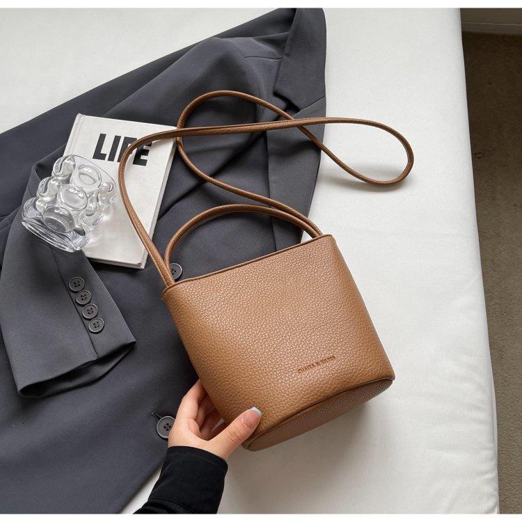 Маленькая сумка женская весна-лето универсальная 2025 новая мода на плечо через плечо сумка-версия женская сумка-подушка однотонная плечевая one size fits all коричневый
Маленькая сумка женская весна-лето универсальная 2025 новая мода на плечо через плечо сумка-версия женская сумка-подушка однотонная плечевая one size fits all коричневый