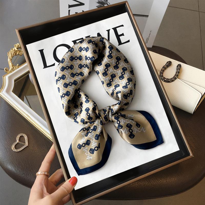 Tropical jungle 100% mulberry silk silk scarf spring and autumn new versatile fashion decorative temperament 70 small square scarf 68*68cm
Tropical jungle 100% mulberry silk silk scarf spring and autumn new versatile fashion decorative temperament 70 small square scarf 68*68cm