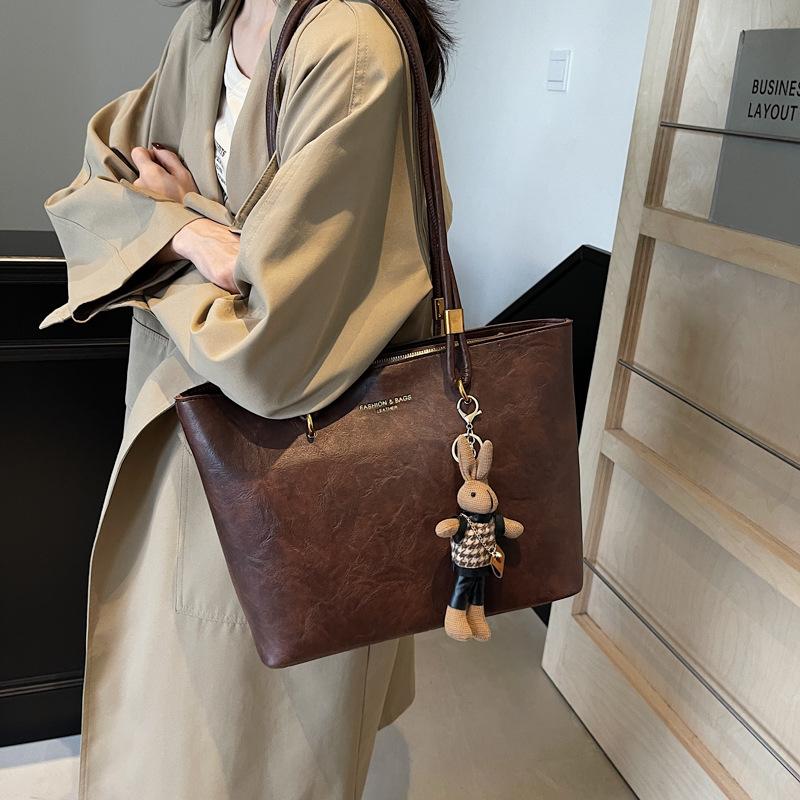 Новая ретро мягкая сумка-тоут осень и зима женская большой вместимости для поездок на работу модная повседневная с царапинами трендовая сумка через плечо 39*15*27 темно-коричневого