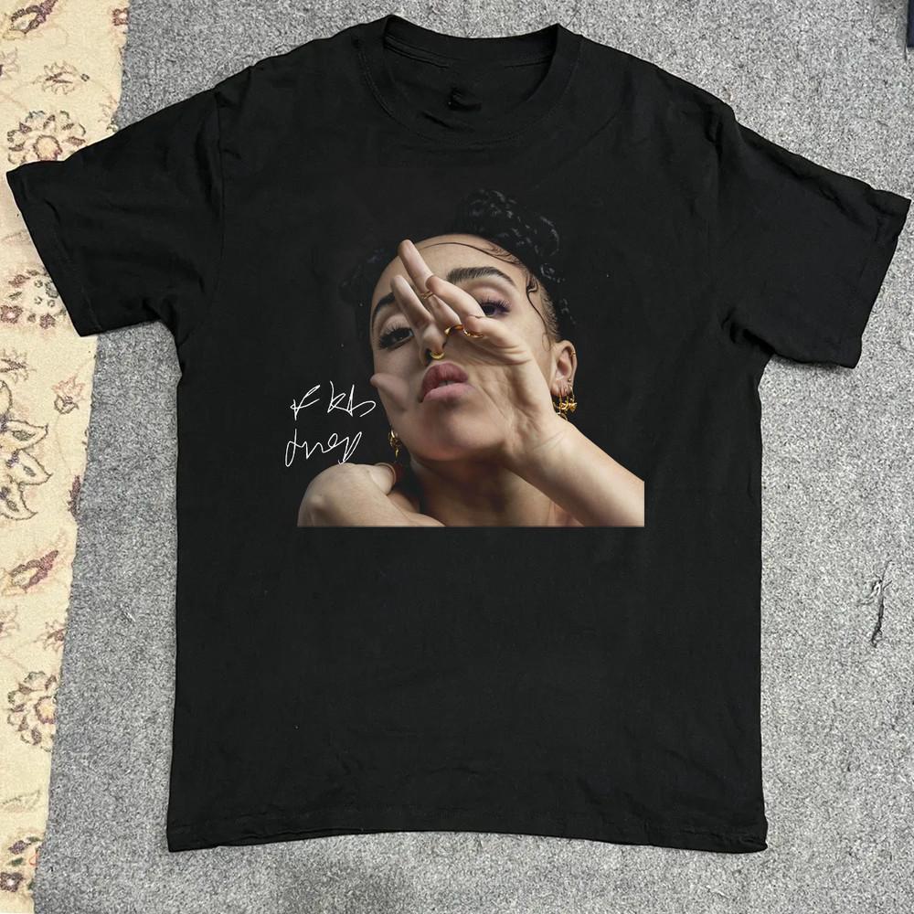 FKA twigs Glass & Patron Signature Black T Shirt All Size AR1494 Unisex T-Shirt M
FKA twigs Glass & Patron Signature Black T Shirt All Size AR1494 Unisex T-Shirt M