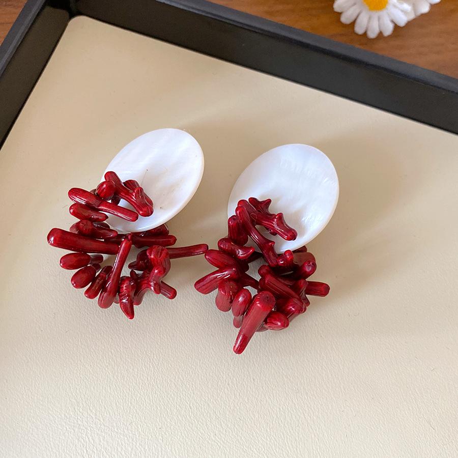 Silver needle irregular resin round stud earrings Hong Kong style retro elegant temperament earrings fashion earrings design sense niche
Silver needle irregular resin round stud earrings Hong Kong style retro elegant temperament earrings fashion earrings design sense niche