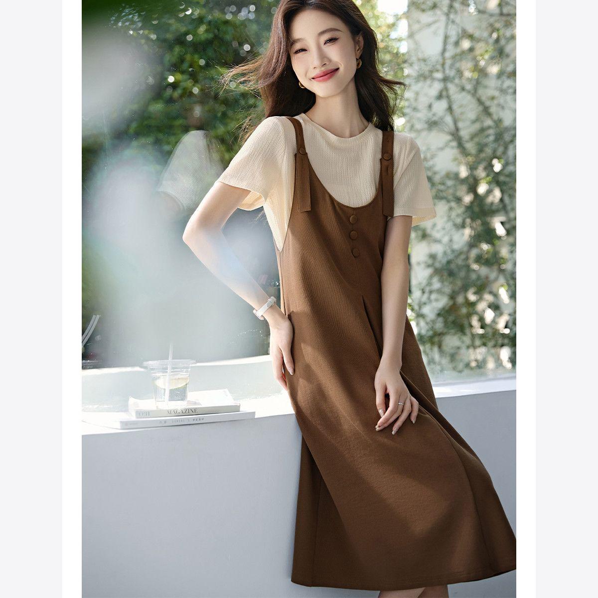 Casual Summer White T-shirt and Strappy Dress Set with Pleated Slimming Design M (90-110 lbs) бежевый/хаки
Casual Summer White T-shirt and Strappy Dress Set with Pleated Slimming Design M (90-110 lbs) бежевый/хаки