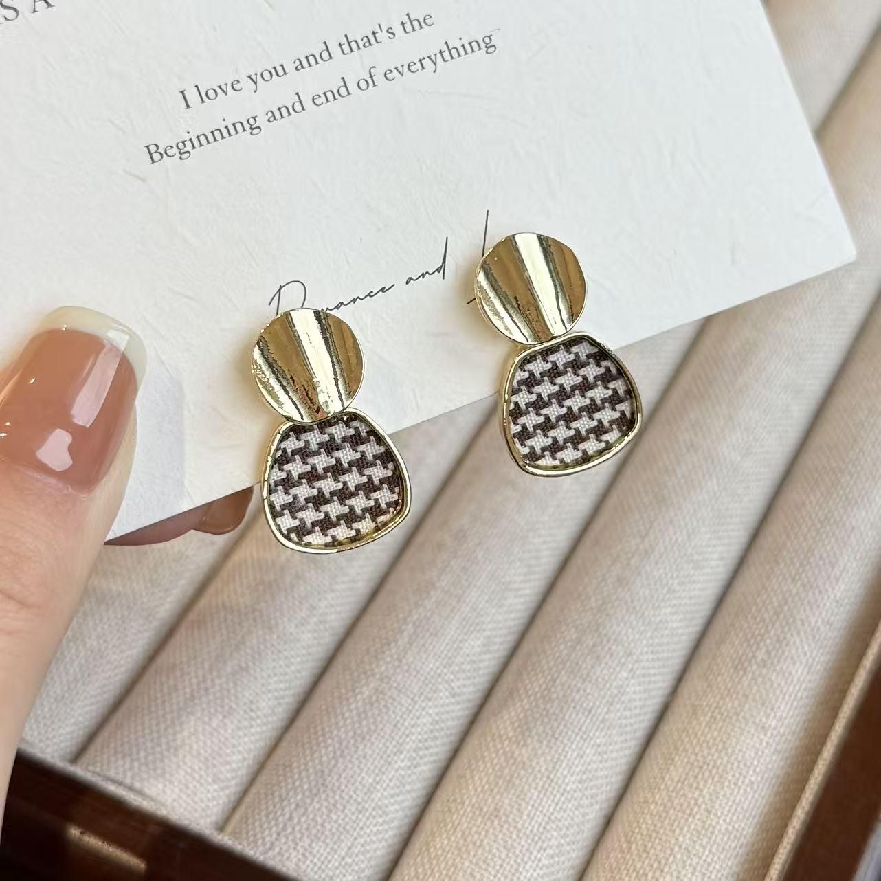 Maillard Retro Geometric Flower Stud Earrings: Unique High-End Style for 2025
Maillard Retro Geometric Flower Stud Earrings: Unique High-End Style for 2025