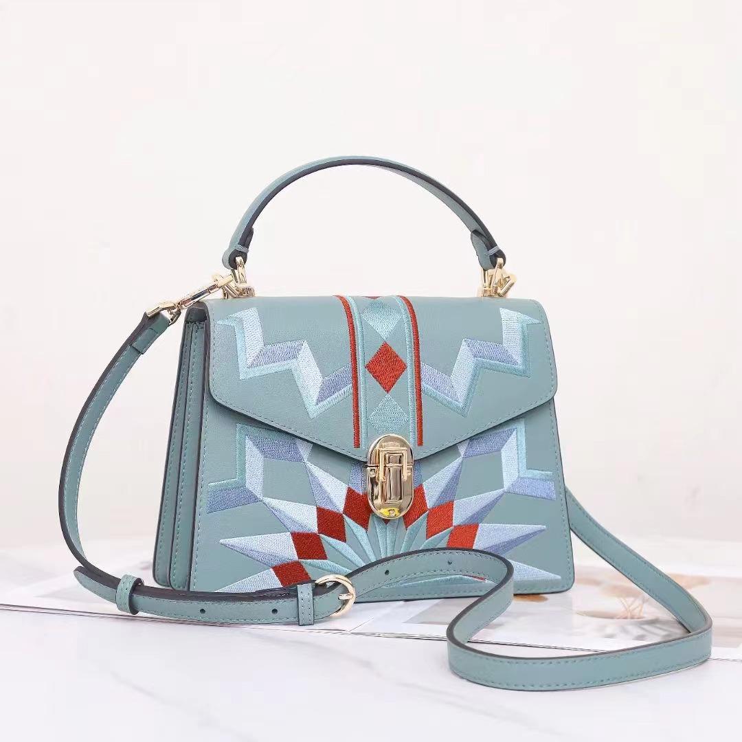 Cross Border New Light Luxury Fashion Китайский Стиль Вышитая Сумка Женская Новая Китайская Кожаная Сумка Через Плечо Qipao
Cross Border New Light Luxury Fashion Китайский Стиль Вышитая Сумка Женская Новая Китайская Кожаная Сумка Через Плечо Qipao