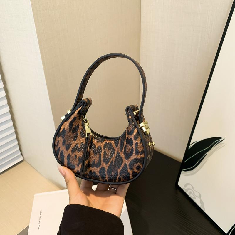 Жіноча міні-сумочка 2024 року, нова мода в Інтернеті, особистість високого сенсу, сумочка з леопардовим принтом у формі півмісяця. коричневий
Жіноча міні-сумочка 2024 року, нова мода в Інтернеті, особистість високого сенсу, сумочка з леопардовим принтом у формі півмісяця. коричневий