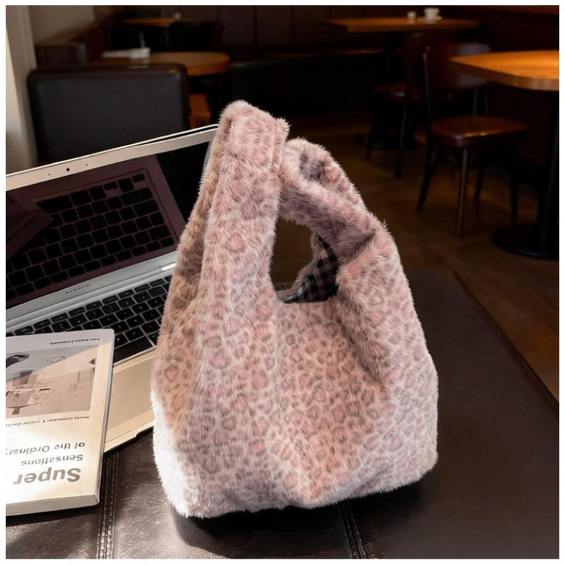 The new leopard print plush pillow-type small handbag in autumn is worn with an open mobile phone bag for urban daily use фиолетовый
The new leopard print plush pillow-type small handbag in autumn is worn with an open mobile phone bag for urban daily use фиолетовый