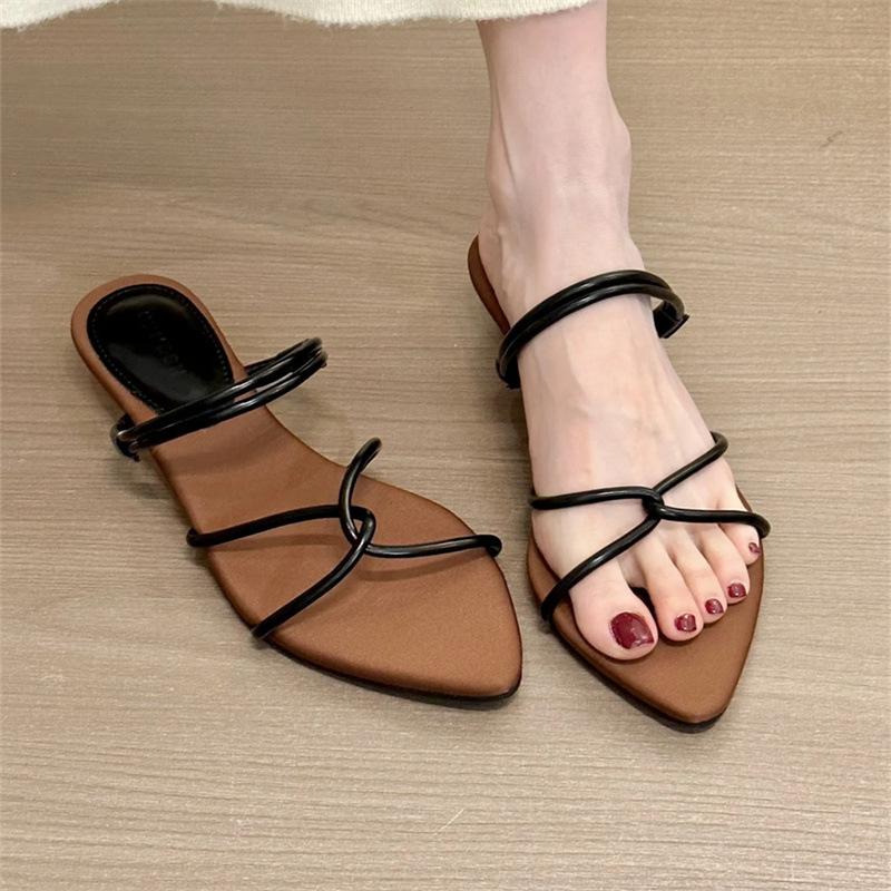 Темпераментные шлепанцы с открытым носком и острым мысом, два способа носки, крутые, женские, 2025 новые модели, с юбками, сандалии с перекрестными ремешками 40 чёрный
Темпераментные шлепанцы с открытым носком и острым мысом, два способа носки, крутые, женские, 2025 новые модели, с юбками, сандалии с перекрестными ремешками 40 чёрный