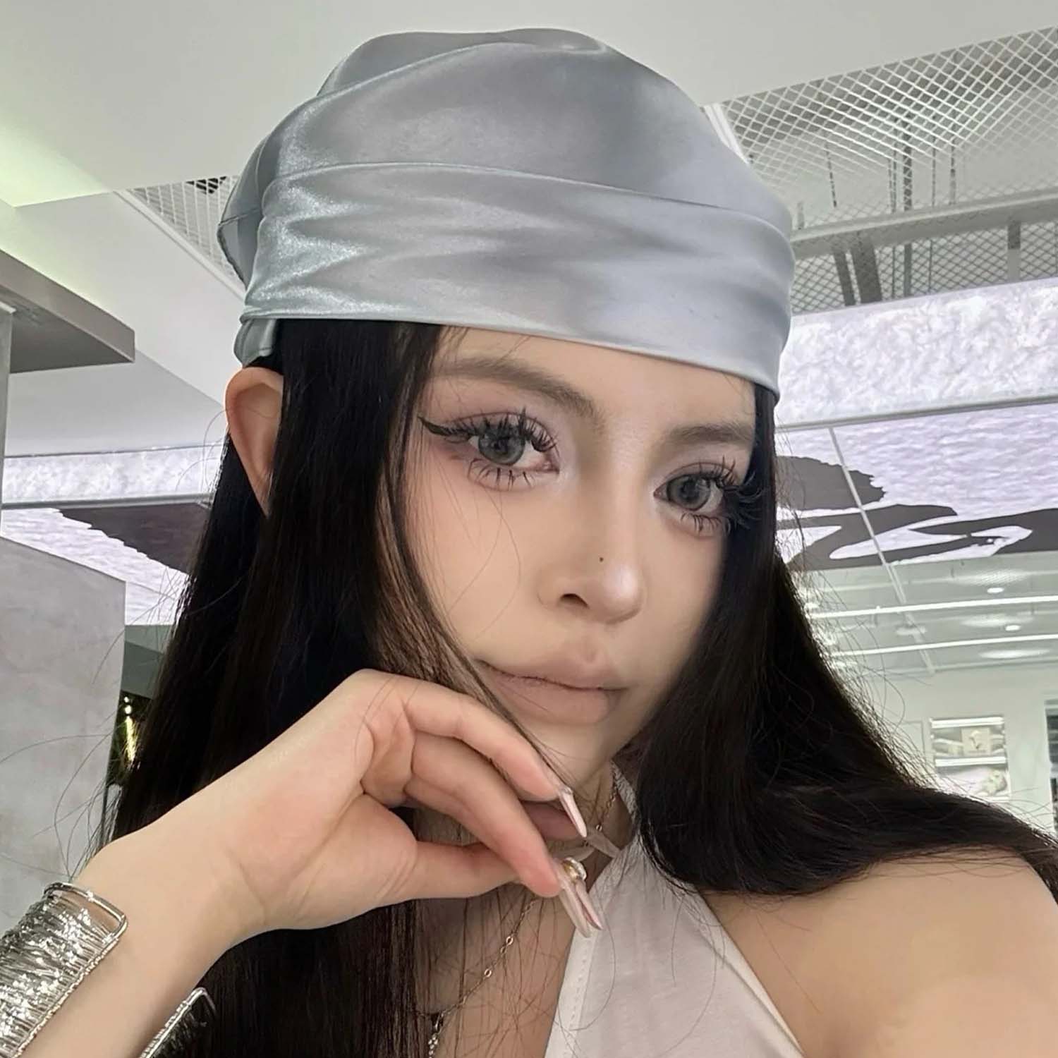 Y2K Punk Style Bandana Scarf Bling Bling Silver Fashion Headband for Women Girls Square Kerchief Head Scarf Hair Accessories світло-сірого кольору
Y2K Punk Style Bandana Scarf Bling Bling Silver Fashion Headband for Women Girls Square Kerchief Head Scarf Hair Accessories світло-сірого кольору