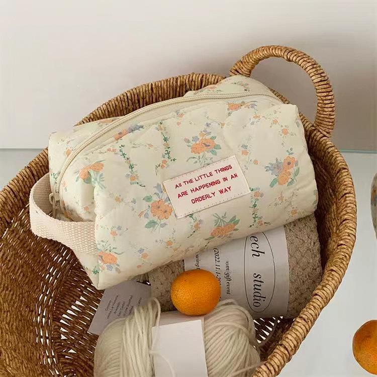 Vintage Flower Women s Storage Bags Large Capacity Soft Fabric Ladies Cosmetic Bag Make Up Case Casual Female Clutch Handbags
Vintage Flower Women s Storage Bags Large Capacity Soft Fabric Ladies Cosmetic Bag Make Up Case Casual Female Clutch Handbags