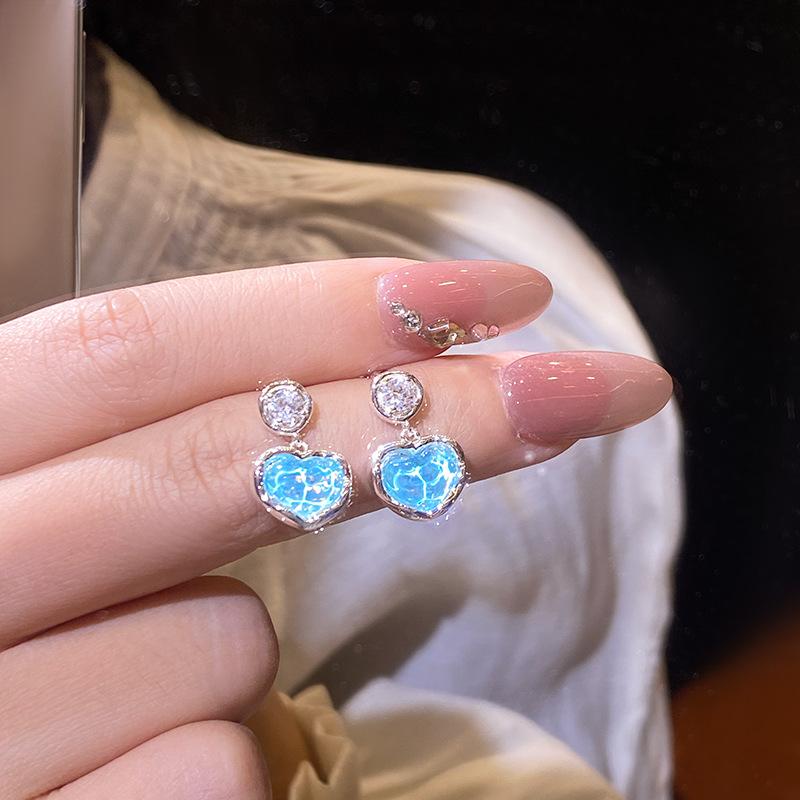 Zircon resin love pendant earrings simple, small, fresh and versatile earrings temperament versatile fashion earrings women
Zircon resin love pendant earrings simple, small, fresh and versatile earrings temperament versatile fashion earrings women