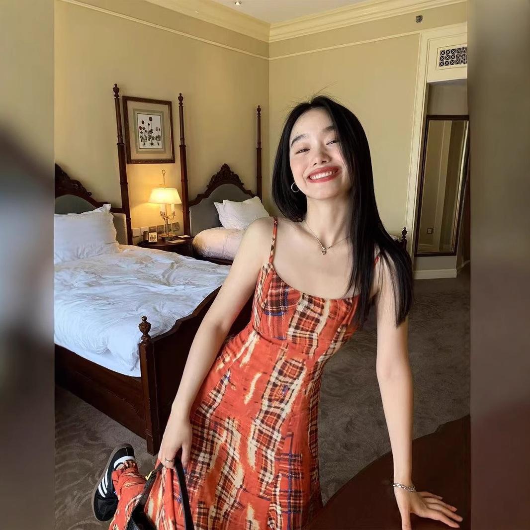Hepburn Retro Plaid Summer Dress for Women - Waist-Cinching Irregular Camisole Style L Premium
Hepburn Retro Plaid Summer Dress for Women - Waist-Cinching Irregular Camisole Style L Premium