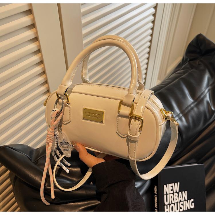 Portable bowling bag women s new spring and summer shoulder messenger bag high-end versatile small square bag чёрный
Portable bowling bag women s new spring and summer shoulder messenger bag high-end versatile small square bag чёрный