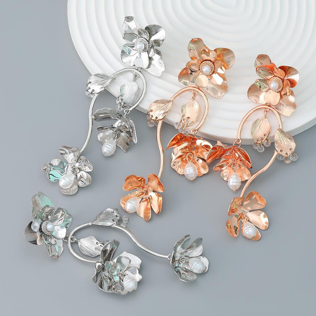 2023 Spring Floral Pearl Metal Earrings for Women: European & American Fashion Statement серебряный
2023 Spring Floral Pearl Metal Earrings for Women: European & American Fashion Statement серебряный