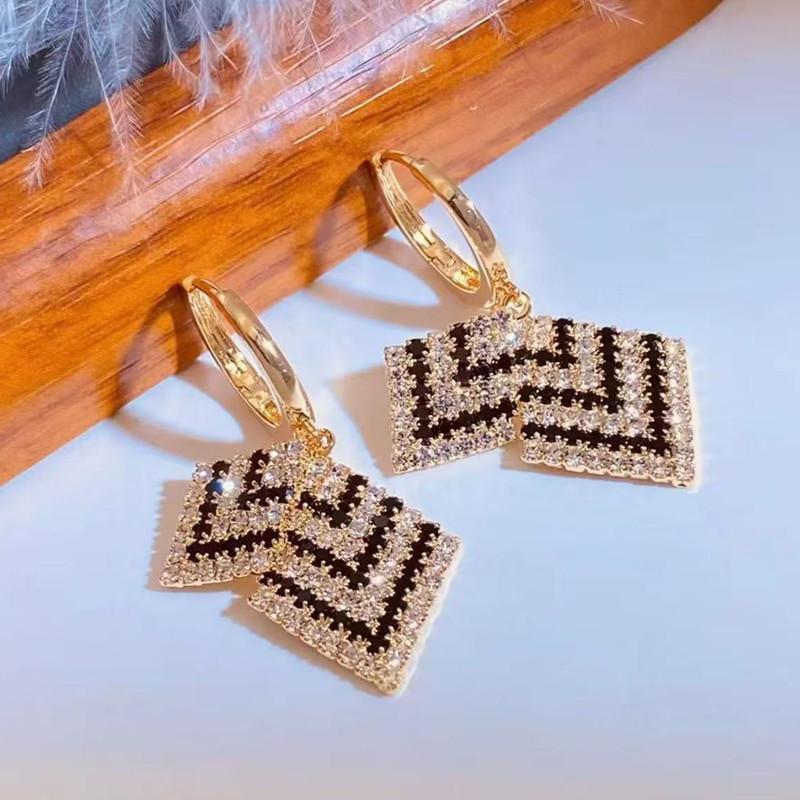 Elegant and Sparkling Black and White Diamond Shaped Earrings, Luxurious Long Style, Slimming Face, Earrings, Personalized and Light Luxury Ear Buckle
Elegant and Sparkling Black and White Diamond Shaped Earrings, Luxurious Long Style, Slimming Face, Earrings, Personalized and Light Luxury Ear Buckle