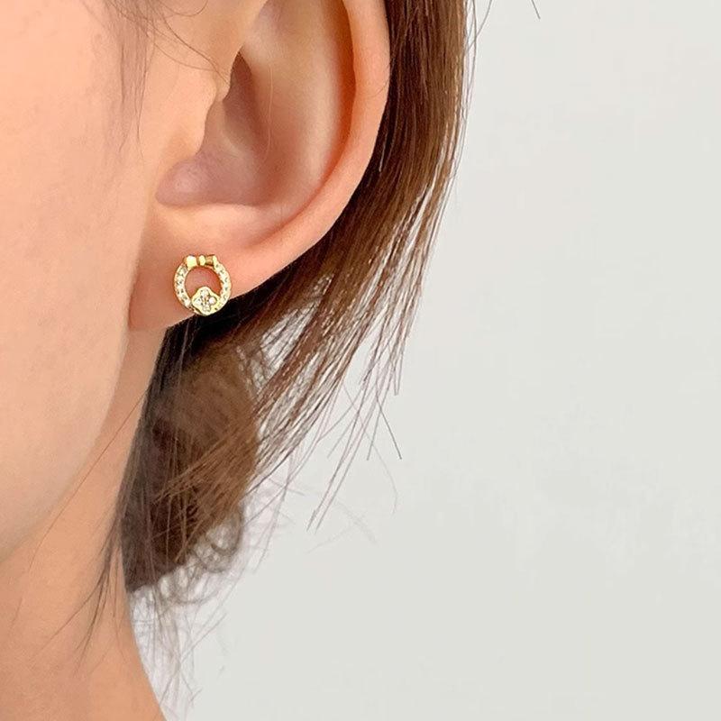 Кольцо с бриллиантами Flash, серьги-бантики в виде четырехлистного клевера, простые женские маленькие стильные серьги
Кольцо с бриллиантами Flash, серьги-бантики в виде четырехлистного клевера, простые женские маленькие стильные серьги