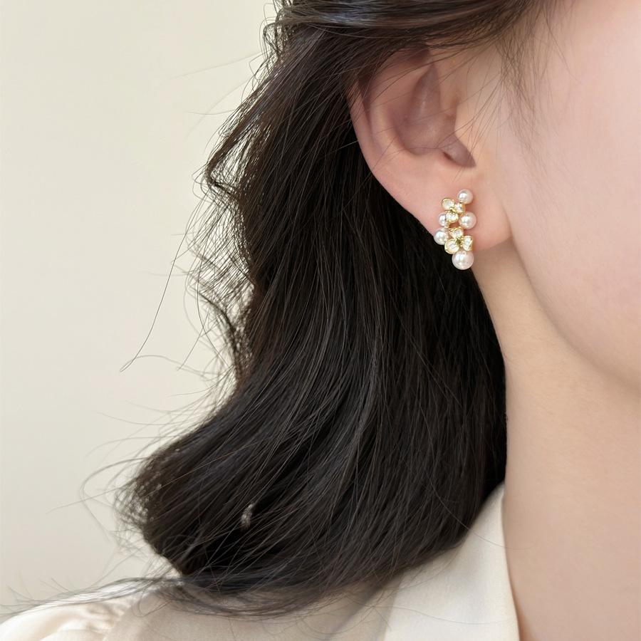 18k zircon flower pearl stud earrings commuter versatile earrings niche fashion temperament earrings
18k zircon flower pearl stud earrings commuter versatile earrings niche fashion temperament earrings